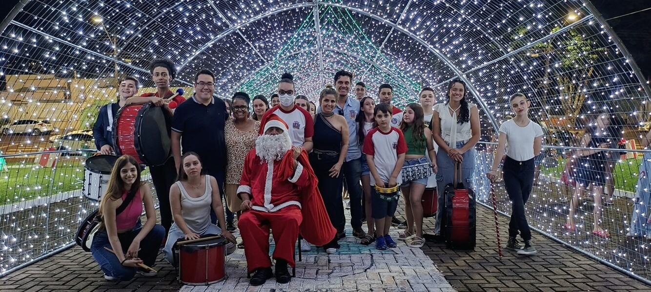 chegada-do-papai-noel-movimenta-a-praca-e-reune-muitas-familias-em-marilandia-do-sul