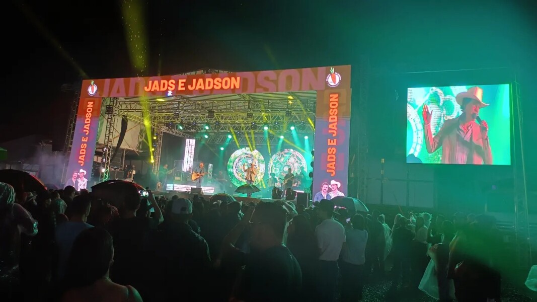 mesmo-com-chuva-o-show-de-jads-e-jadson-encerrou-com-chave-de-ouro-a-15-festa-da-cenoura