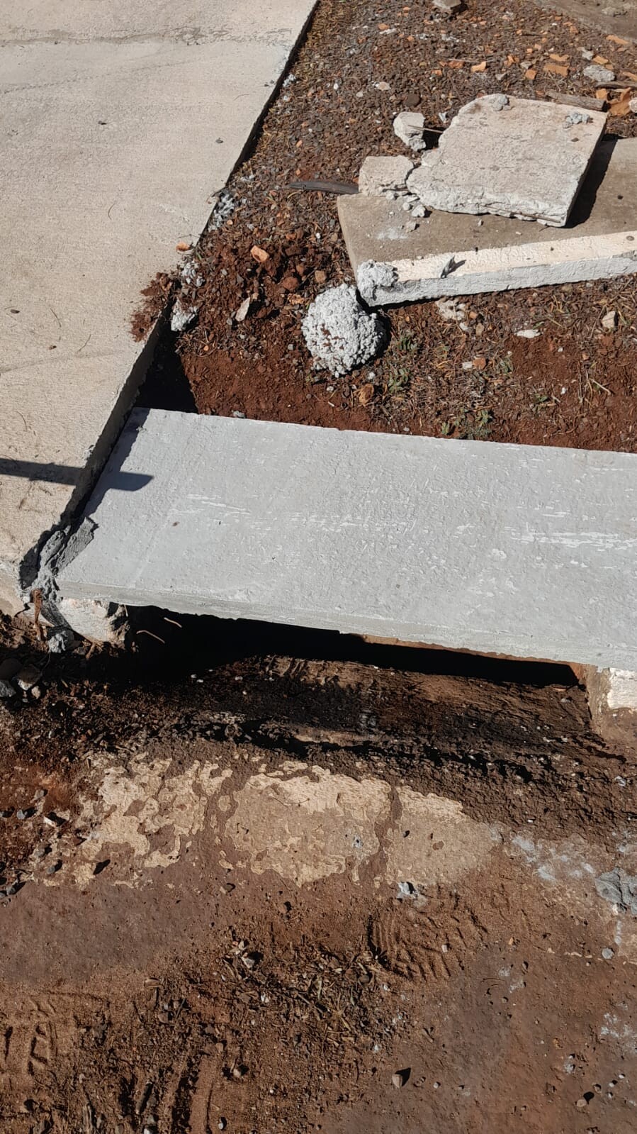 Prefeitura troca tampas de bueiros e realiza manutenção em diversos pontos da cidade