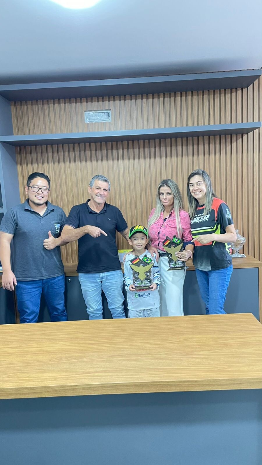 prefeito-walmir-peres-recebe-piloto-de-motocross